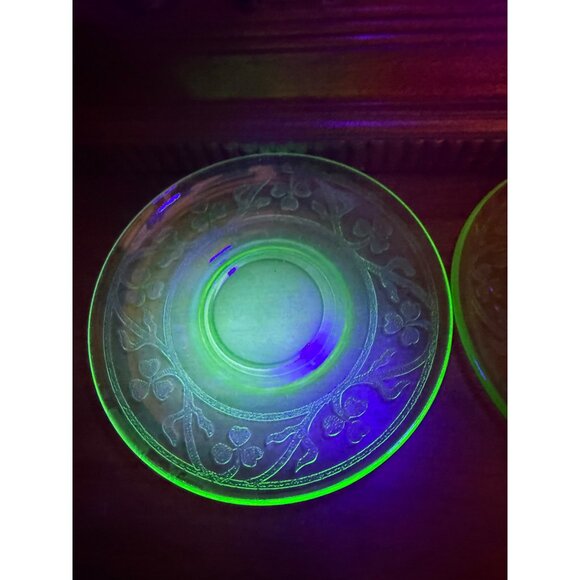 Vintage 30's Set of 2 Green Uranium Saucer Plates Etched Clovers - Picture 10 of 11